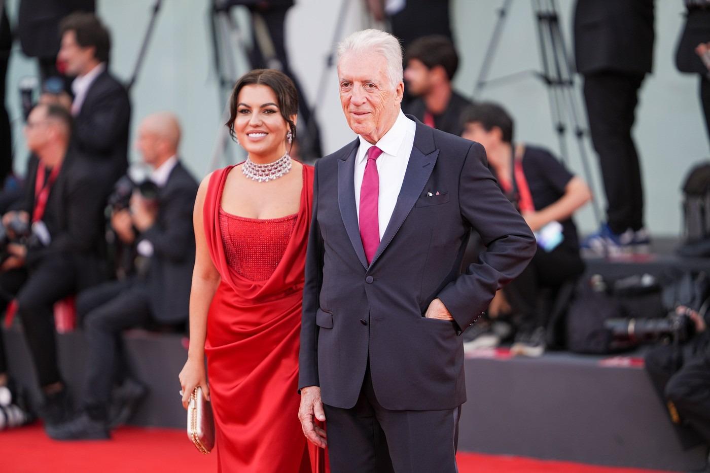 Romina Gingașu îmbrăcată într-o rochie roșie elegantă, alături de Piero Ferrari
