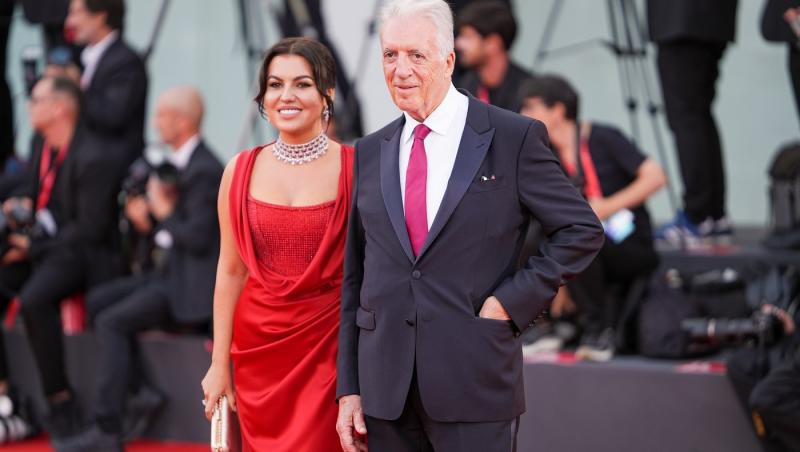 Romina Gingașu îmbrăcată într-o rochie roșie elegantă, alături de Piero Ferrari