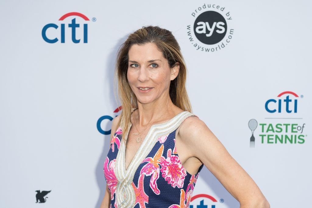 Monica Seles îmbrăcată cu o rochie florală, fără mâneci