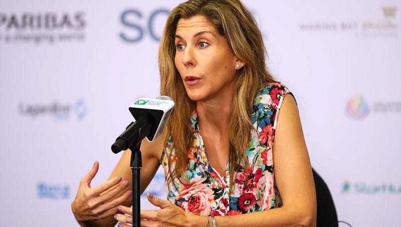 Monica Seles îmbrăcată cu o bluză florală, vorbind la microfon