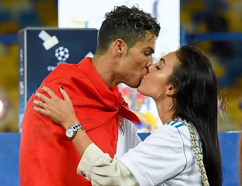Cristiano Ronaldo oferindu-i un sărut romantic logodnicei sale