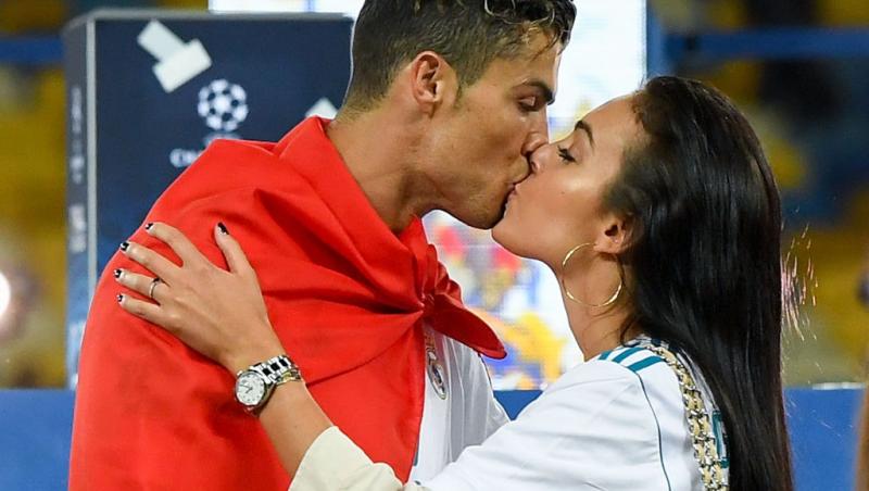 Cristiano Ronaldo oferindu-i un sărut romantic logodnicei sale
