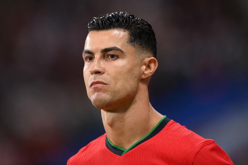 Cristiano Ronaldo îmbrăcat în echipamentul de fotbal al Portugaliei