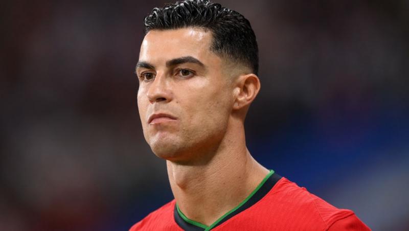 Cristiano Ronaldo îmbrăcat în echipamentul de fotbal al Portugaliei