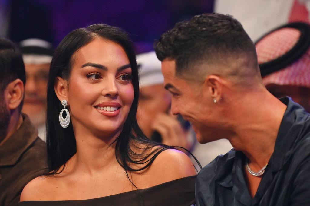 Cristiano Ronaldo alături de Georgina, ambii îmbrăcați în negru, discutând