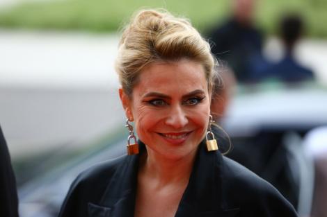 Adina Buzatu, apariție spectaculoasă în costum de baie. Cum reușește să se mențină în formă la 48 de ani