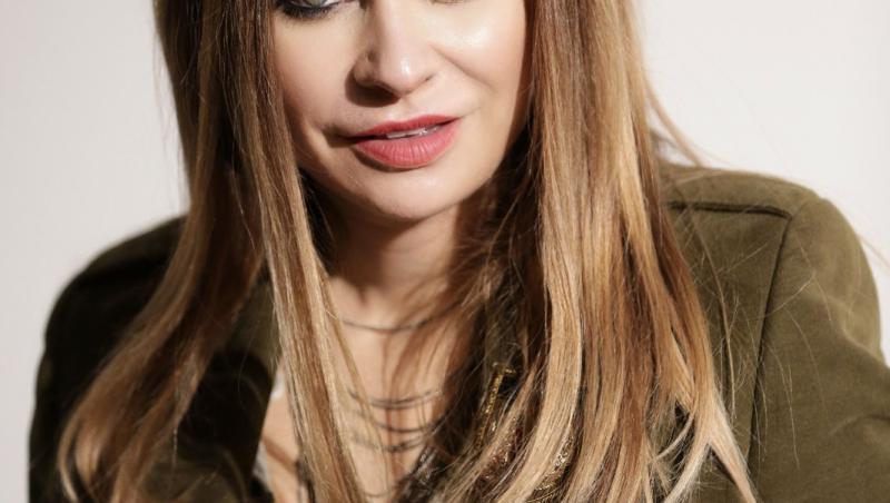 Adina Buzatu îmbrăcată cu o jachetă maro