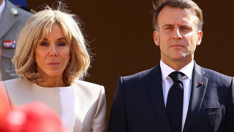 Brigitte Macron alături de Emmanuel Macron, ambii îmbrăcați în ținute elegante