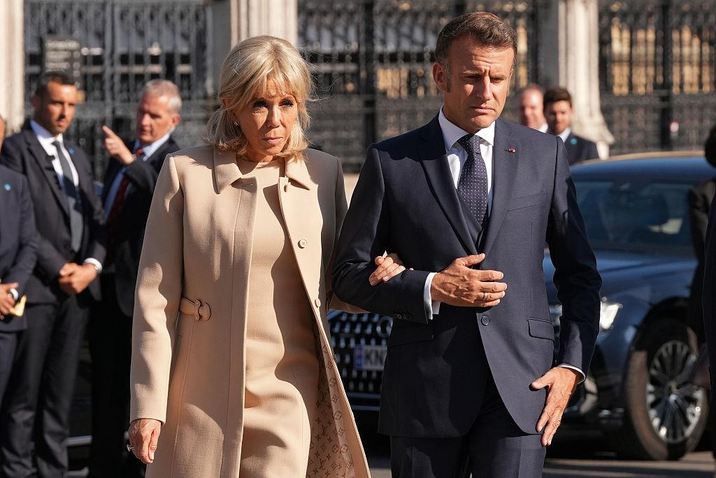 Brigitte Macron alături de Emmanuel Macron, ambii îmbrăcați în ținute elegante