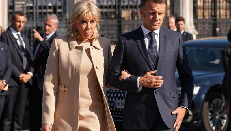 Brigitte Macron alături de Emmanuel Macron, ambii îmbrăcați în ținute elegante