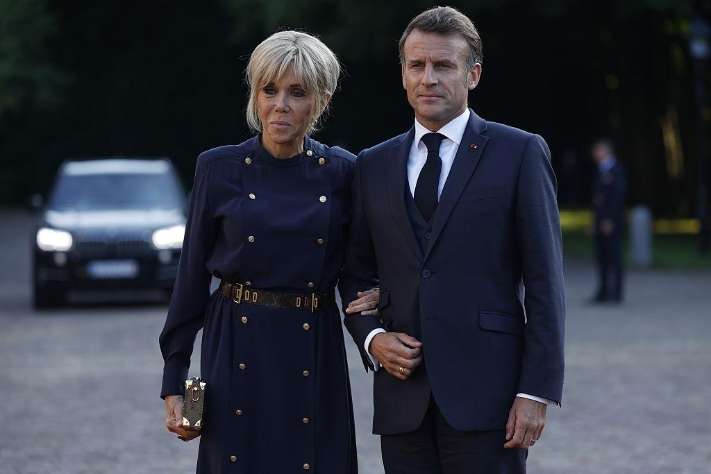 Brigitte Macron alături de Emmanuel Macron, ambii îmbrăcați în ținute elegante bleumarin