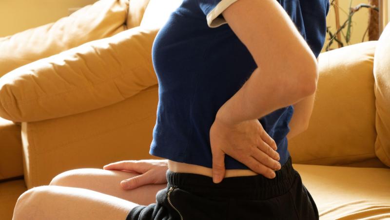 imagine cu o femeie care are dureri de spate