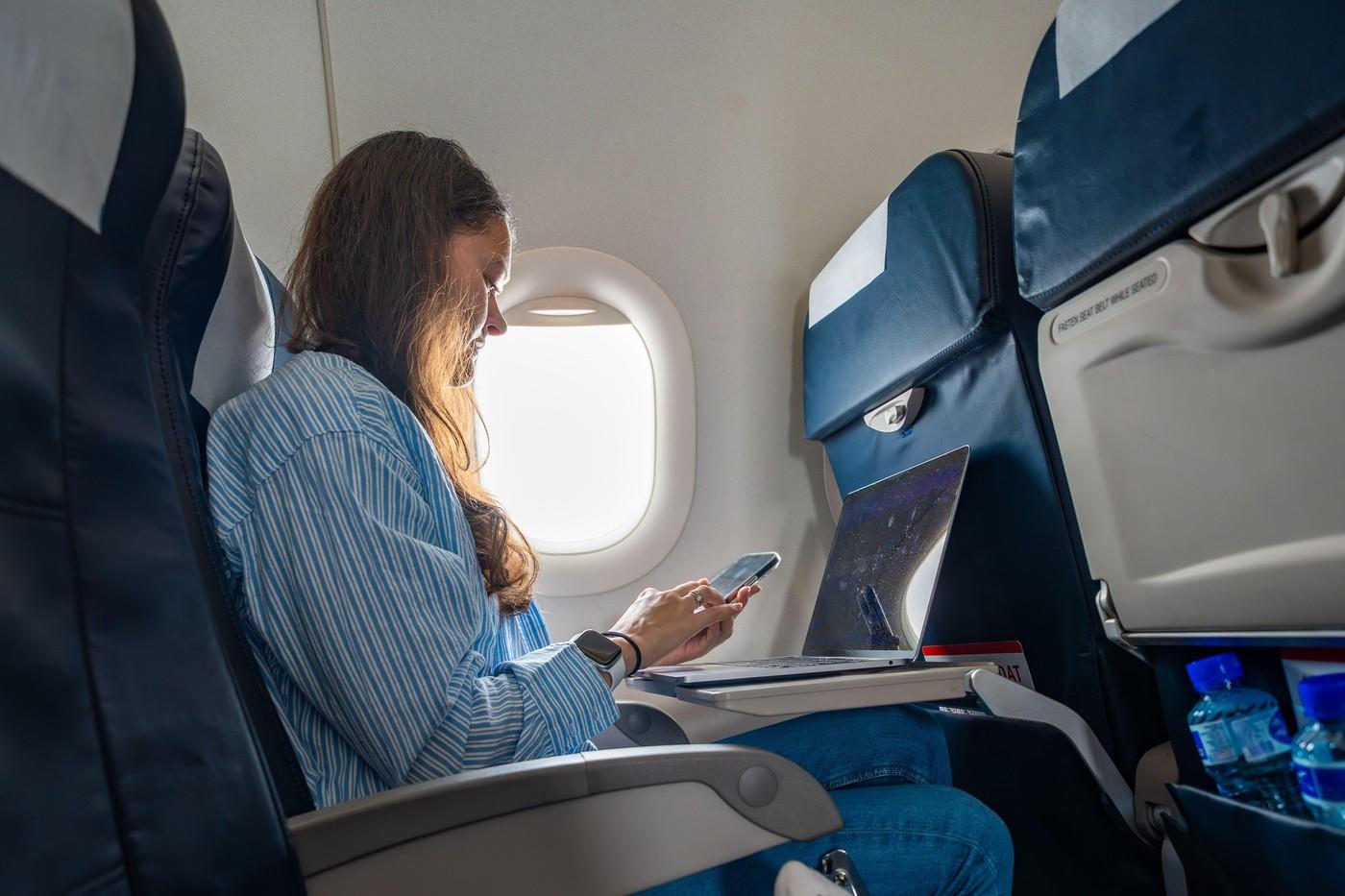 imagine cu o femeie in avion