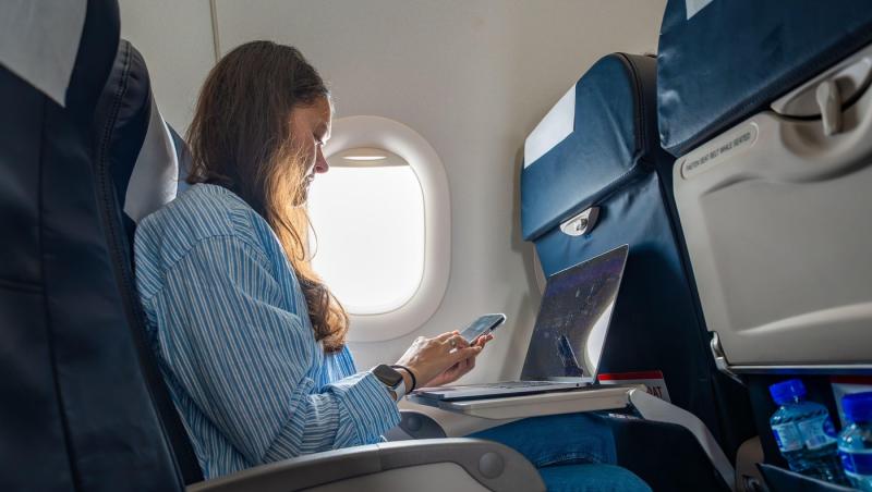 imagine cu o femeie in avion