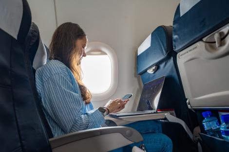 O româncă a povestit tot „coșmarul” trăit în timp ce se afla în avion cu români plecați în Spania. Prin ce a trecut