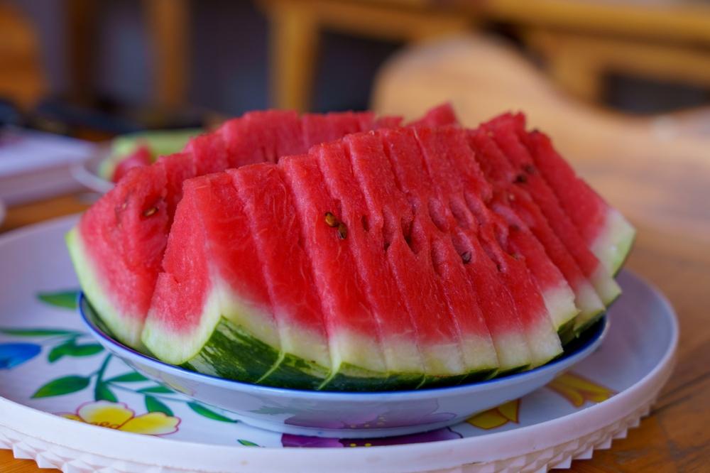 10 greșeli pe care le faci c&acirc;nd măn&acirc;nci pepene. Cum să le eviți ca să te bucuri de fructul vedetă al verii