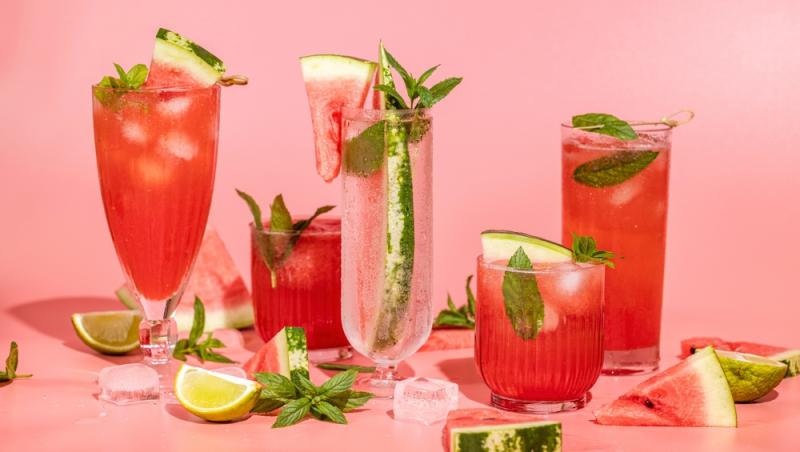 mai multe pahare de băuturi cu pepene