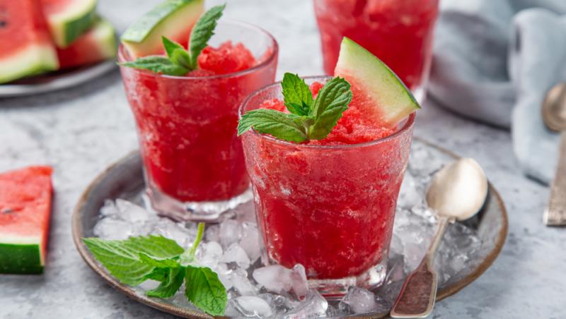 Vrei o băutură specială? Iată 5 băuturi cu pepene delicioase pentru zile toride!