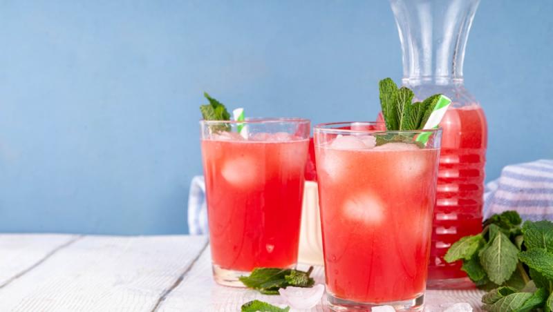 Vrei o băutură specială? Iată 5 băuturi cu pepene delicioase pentru zile toride!