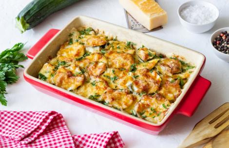 Rețetă gustoasă și sățioasă de dovlecei gratinați cu mozzarella