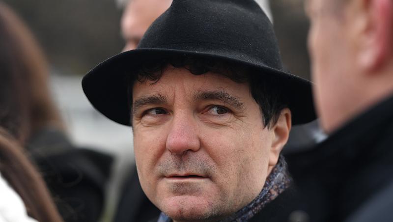 Imagini de colecție cu Nicușor Dan în timpul drumețiilor cu familia. A mers cu fiul lui în spate până la Chilia lui Arsenie Boca