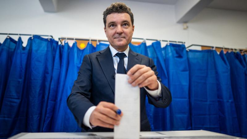 Imagini de colecție cu Nicușor Dan în timpul drumețiilor cu familia. A mers cu fiul lui în spate până la Chilia lui Arsenie Boca