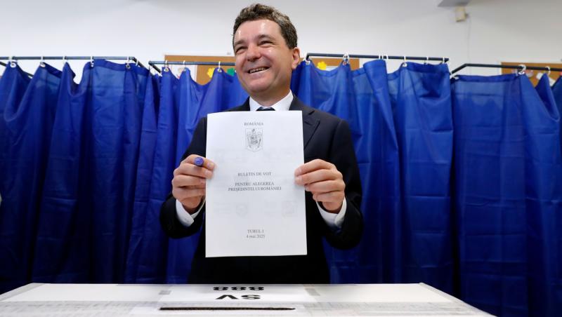 Imagini de colecție cu Nicușor Dan în timpul drumețiilor cu familia. A mers cu fiul lui în spate până la Chilia lui Arsenie Boca