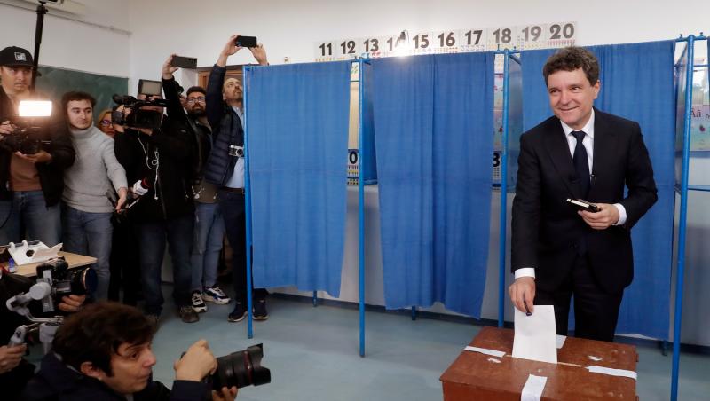 Imagini de colecție cu Nicușor Dan în timpul drumețiilor cu familia. A mers cu fiul lui în spate până la Chilia lui Arsenie Boca