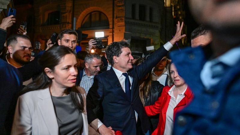 Imagini de colecție cu Nicușor Dan în timpul drumețiilor cu familia. A mers cu fiul lui în spate până la Chilia lui Arsenie Boca