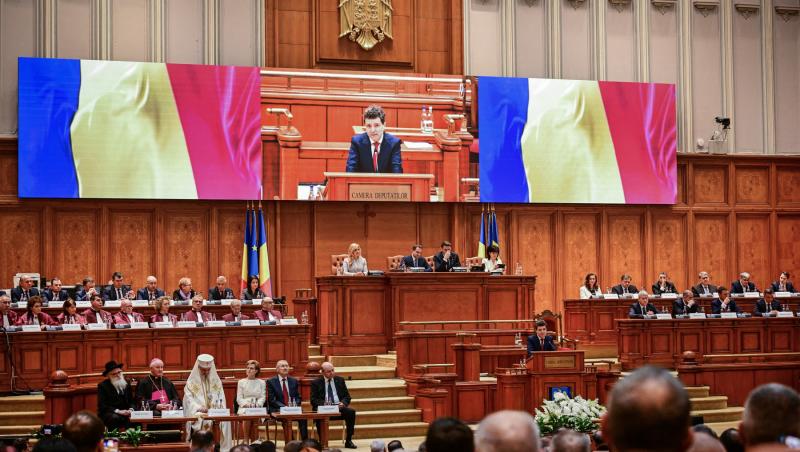 Imagini de colecție cu Nicușor Dan în timpul drumețiilor cu familia. A mers cu fiul lui în spate până la Chilia lui Arsenie Boca