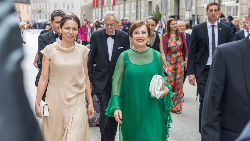 Imagini de colecție cu Nicușor Dan în timpul drumețiilor cu familia. A mers cu fiul lui în spate până la Chilia lui Arsenie Boca