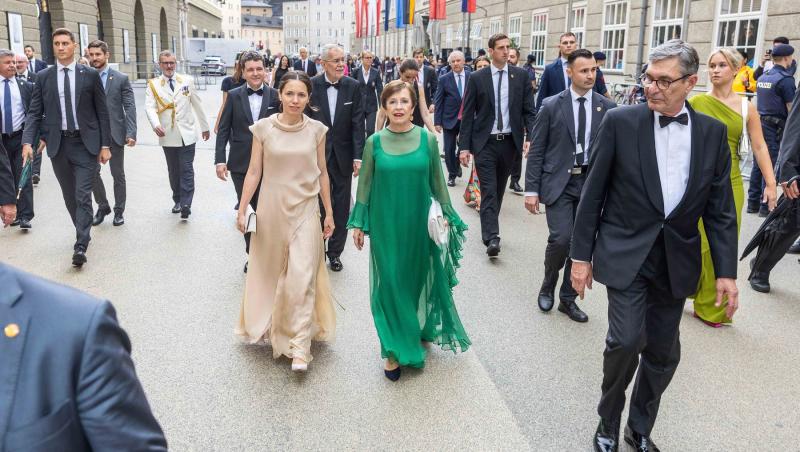 Imagini de colecție cu Nicușor Dan în timpul drumețiilor cu familia. A mers cu fiul lui în spate până la Chilia lui Arsenie Boca