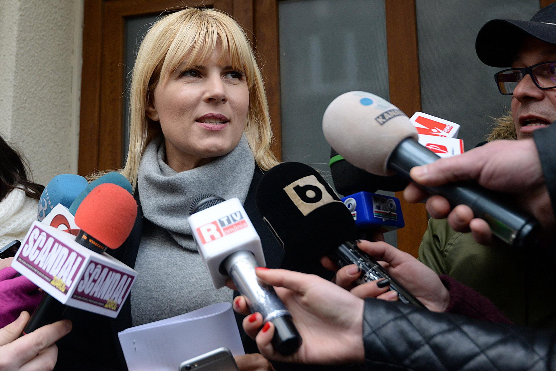 Elena Udrea și fiica ei, asortate în treninguri roz, în timpul unei escapade la munte. Unde au mers alături de Adrian Alexandrov