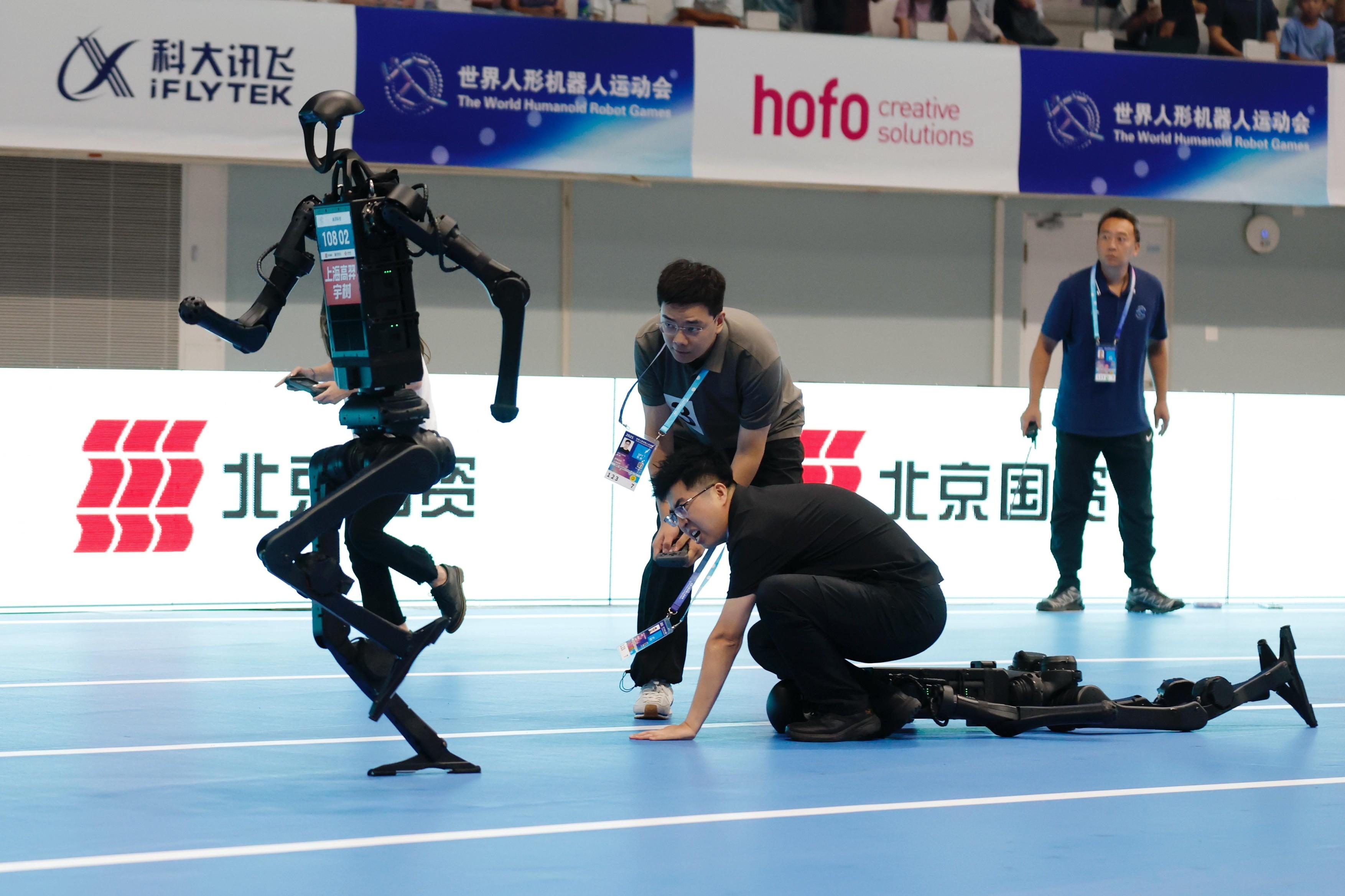 Robot negru care aleargă pe pistă