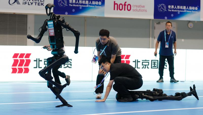 Robot negru care aleargă pe pistă