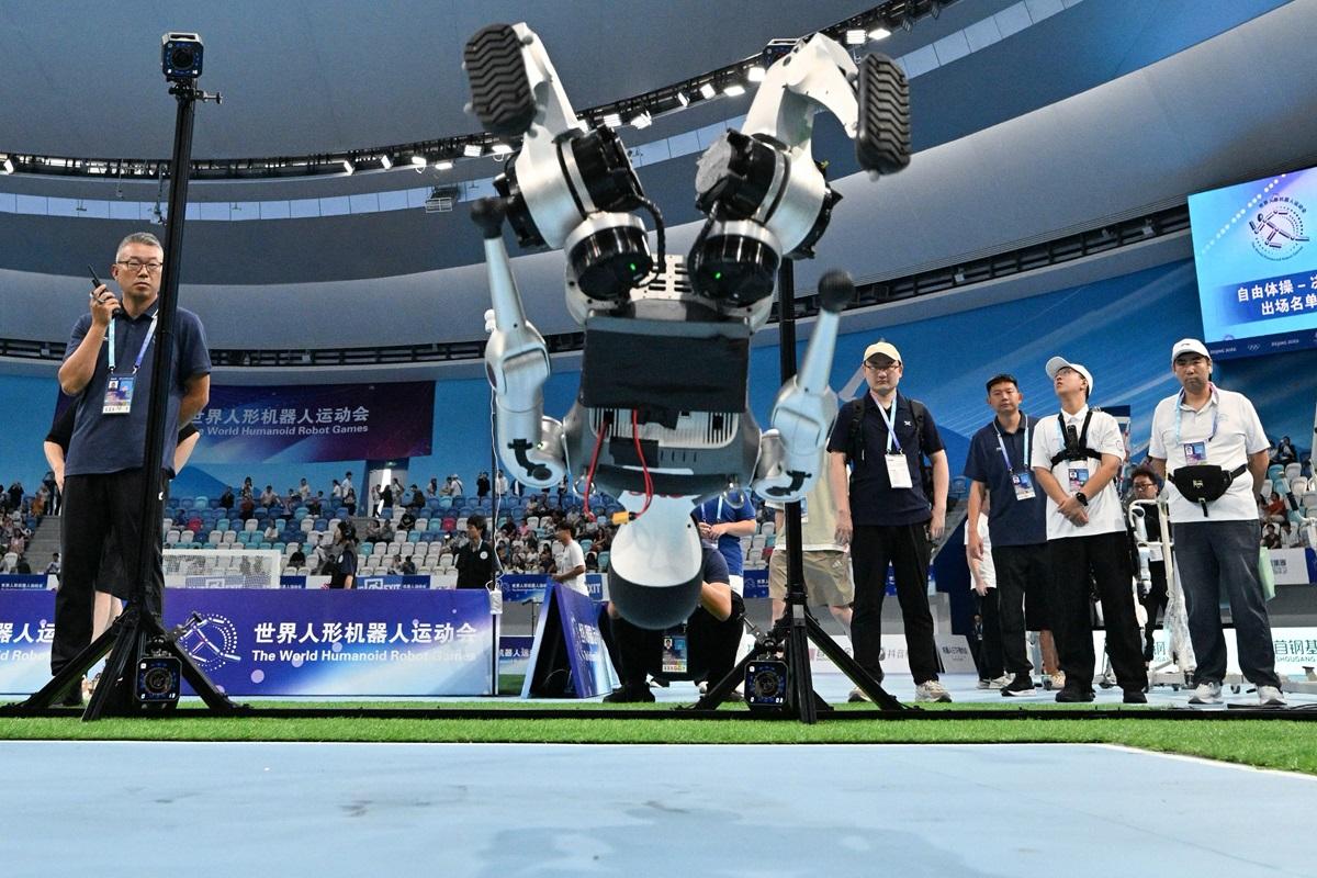 Robot care sare în aer la prima olimpiadă a roboților de la Beijing, august 2025