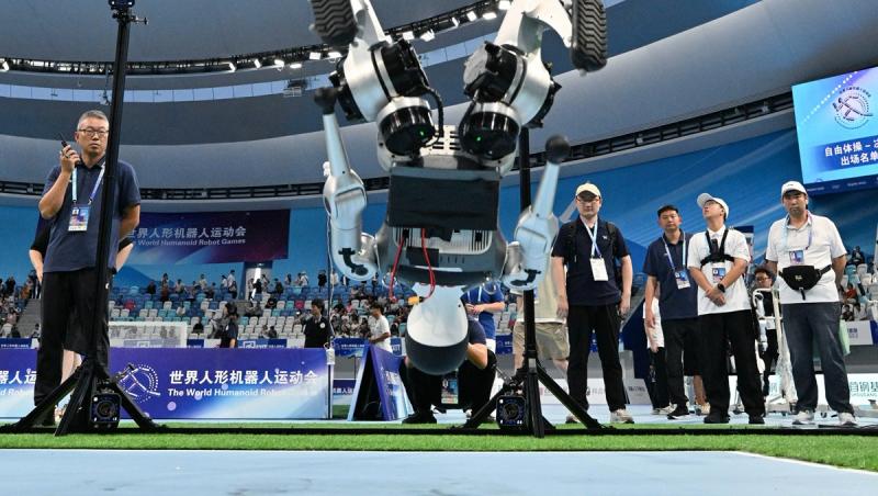 Robot care sare în aer la prima olimpiadă a roboților de la Beijing, august 2025