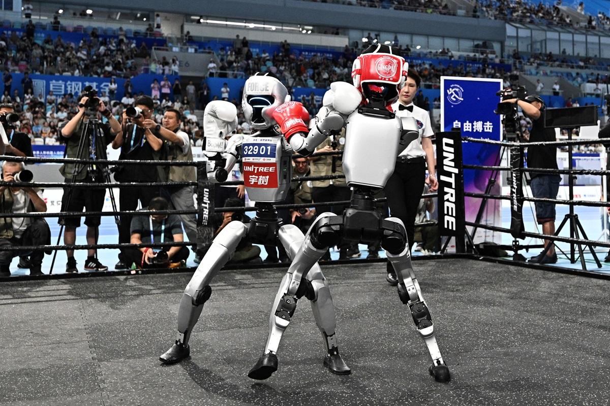 2 roboți care stau față în față într-un ring de box