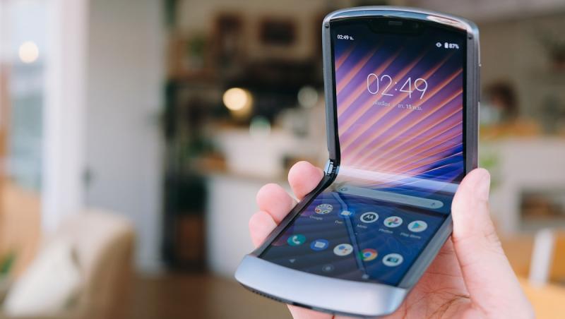 Motorola Razr, varianta din 2019, ținut în mână, pentru a ilustra cum Motorola lansează un telefon Razr