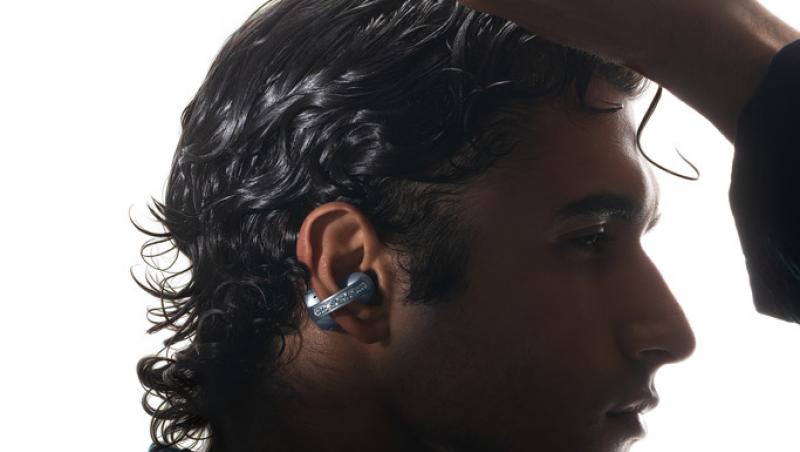 Motorola lansează un telefon Razr acoperit în cristale Swarovski. Cum arată și cât costă smartphone-ul