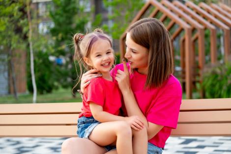 Copilul tău zâmbește când îl cerți? Iată care ar putea fi motivul