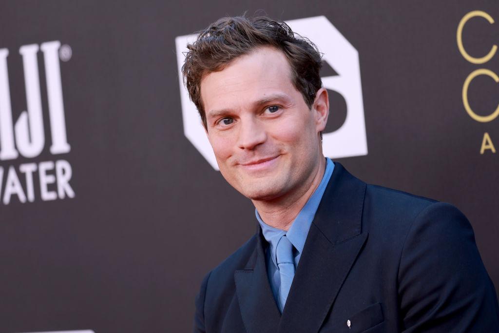 Jamie Dornan îmbrăcat cu un costum bleumarin elegant