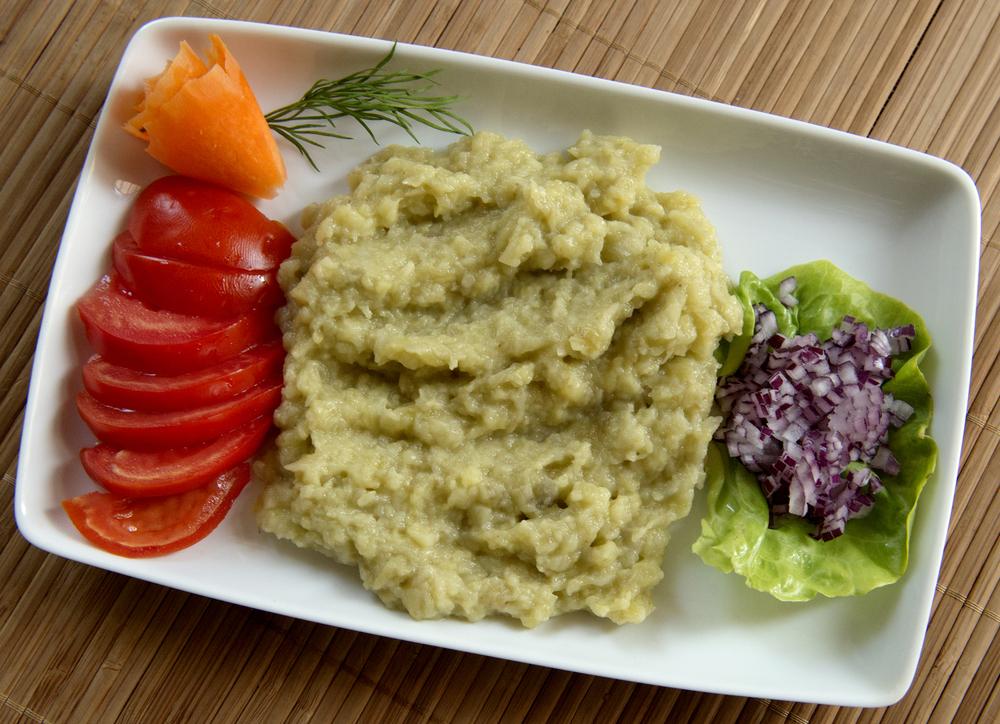 platou cu salată de vinete, roșii tăiate felii și ceapă roșie tocată mărut