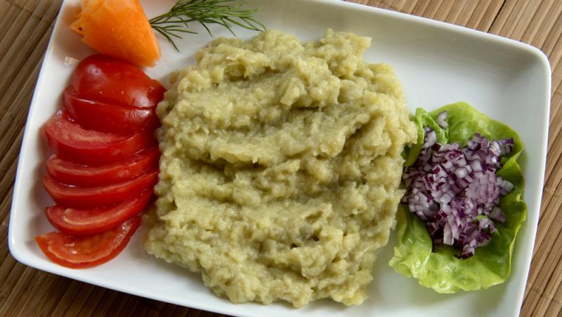 Salata de vinete se poate prepara în foarte multe feluri, de la varianta simplă doar cu ulei până la sortimente cu adaosuri exotice ca boabele de rodie