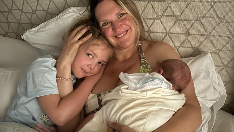 O femeie nu și-a dat seama că era însărcinată până când nu a născut. Cum s-a întors familia din vacanță