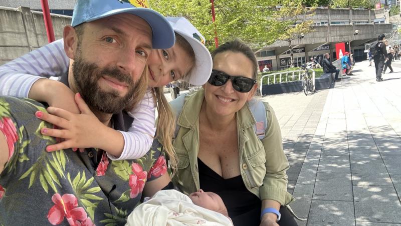 O femeie nu și-a dat seama că era însărcinată până când nu a născut. Cum s-a întors familia din vacanță