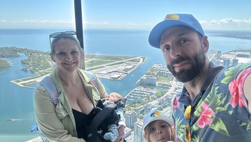 O femeie nu și-a dat seama că era însărcinată până când nu a născut. Cum s-a întors familia din vacanță