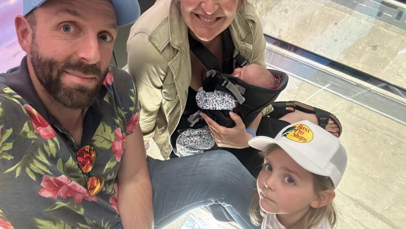 O femeie nu și-a dat seama că era însărcinată până când nu a născut. Cum s-a întors familia din vacanță