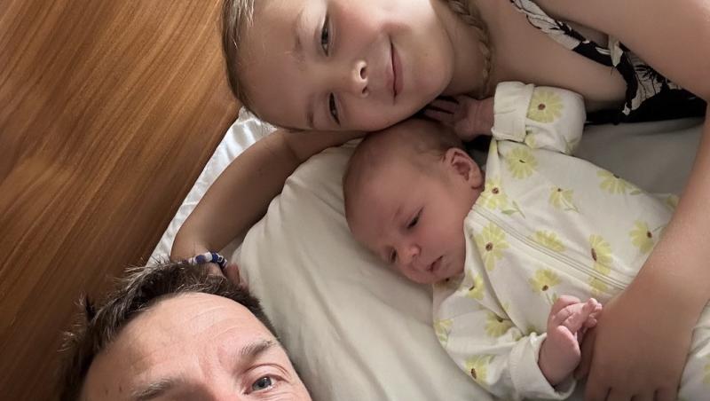 O femeie nu și-a dat seama că era însărcinată până când nu a născut. Cum s-a întors familia din vacanță