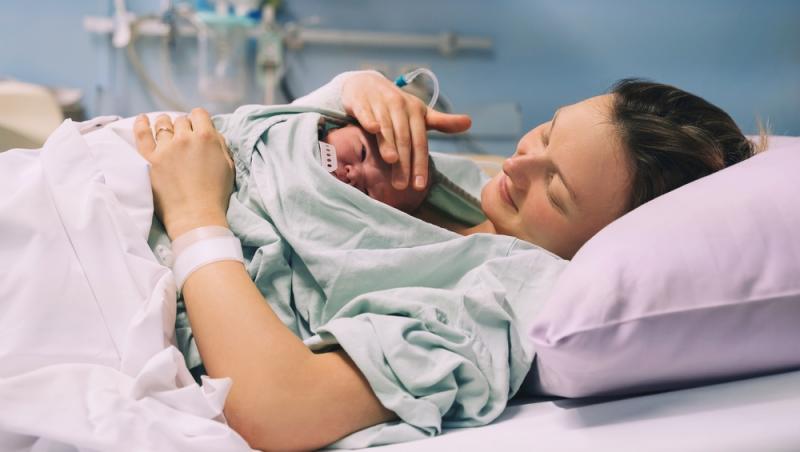 O femeie nu și-a dat seama că era însărcinată până când nu a născut. Cum s-a întors familia din vacanță